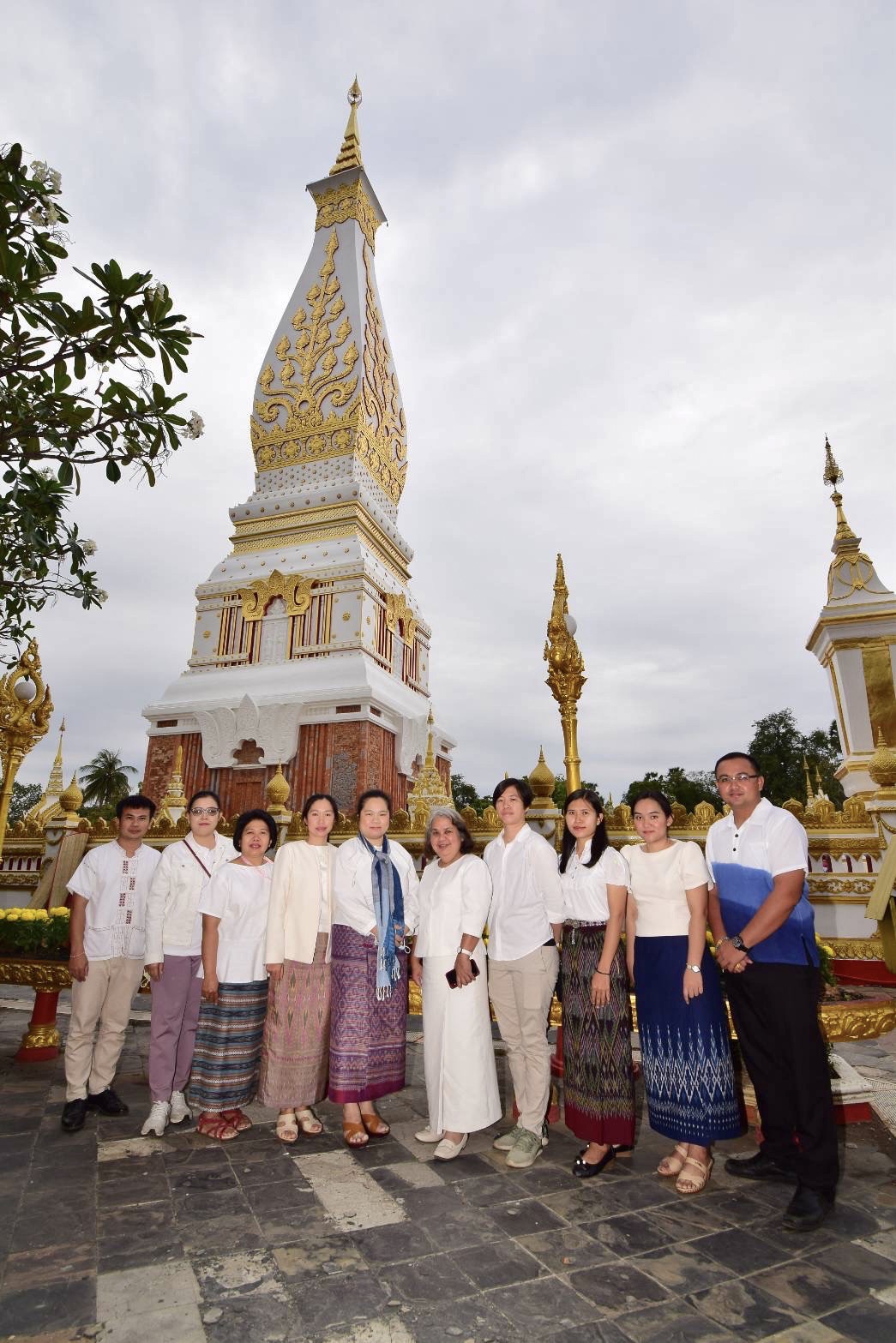 สำนักงานบังคับคดีจังหวัดนครพนม ร่วมพิธีตักบาตรพระสงฆ์และถวายสังฆทาน เนื่องในเทศกาลวันมาฆบูชา ประจำปี 2565